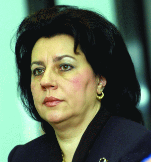 Este un moment cheie, acum, când, în funcţie de reacţia pieţei la abuzul săvârşit de CNVM, ne vom căptuşi cu o comisie normală sau cu o dihanie. Preşedintele CNVM, Gabriela Anghelache (în fotografie), are un scurt răgaz să cugete. Este un moment cheie, acum, când, în funcţie de reacţia pieţei la abuzul săvârşit de CNVM, ne vom căptuşi cu o comisie normală sau cu o dihanie. Preşedintele CNVM, Gabriela Anghelache (în fotografie), are un scurt răgaz să cugete.